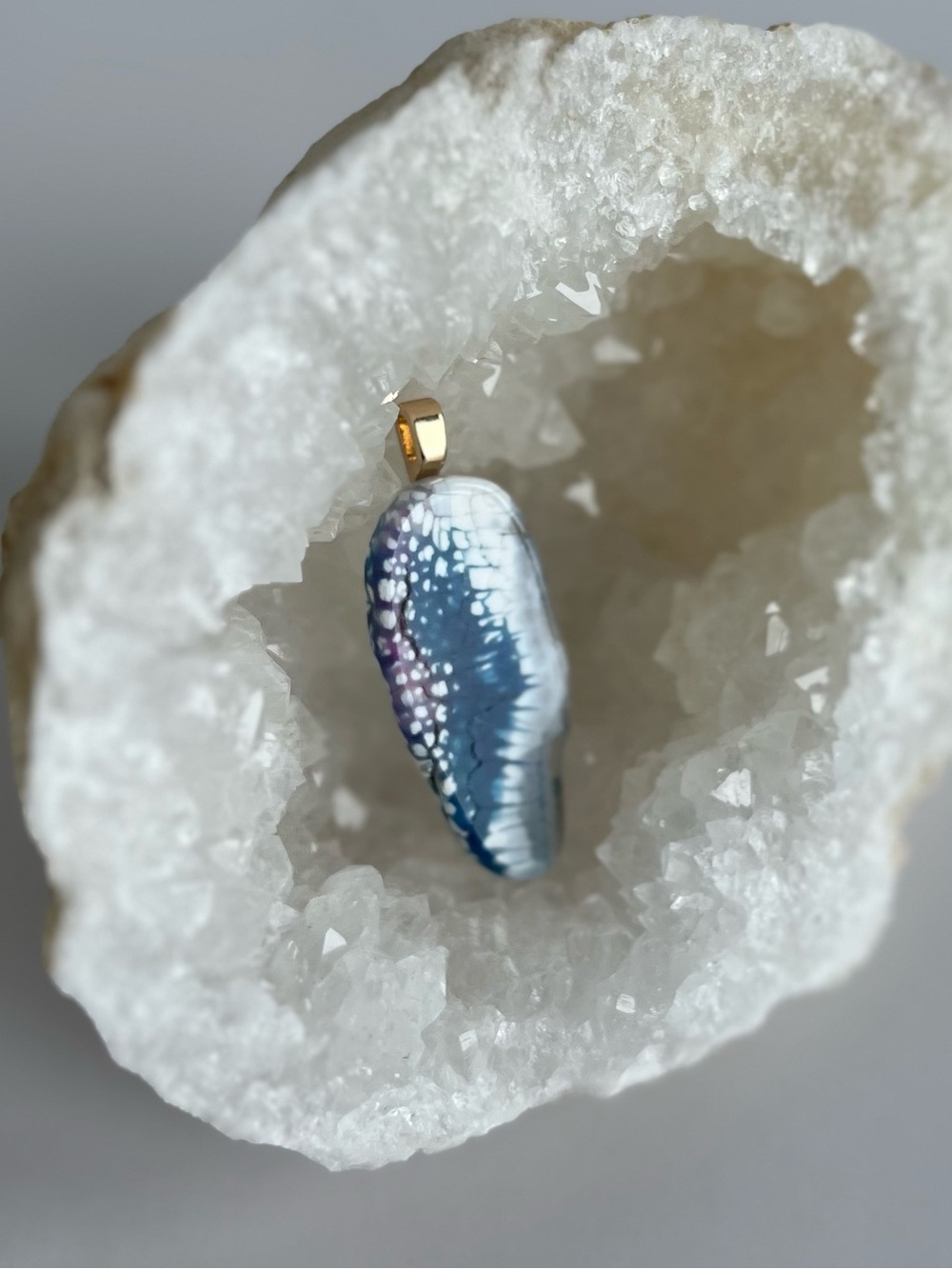 The Illusionist Agate-Style Fluid Art Pendant - Picture 5 of 5